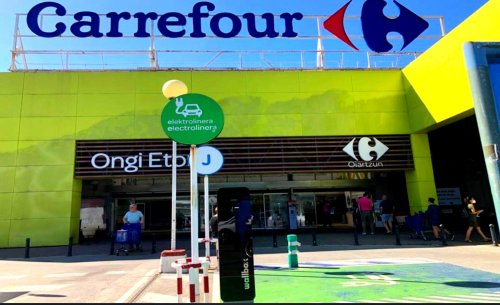 Carrefour ya carga el coche eléctrico en España: cuánto cuesta y qué ofrece frente a otras cadenas