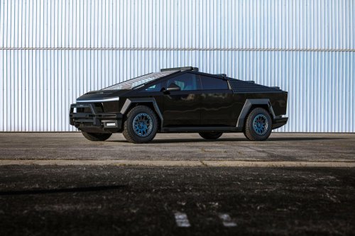 Si quieres que tu Cybertruck parezca un vehículo de asalto, aquí lo tienes: accesorios UP Invincible
