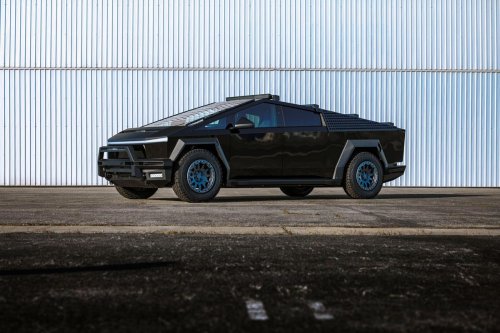 Si quieres que tu Cybertruck parezca un vehículo de asalto, aquí lo tienes: accesorios UP Invincible