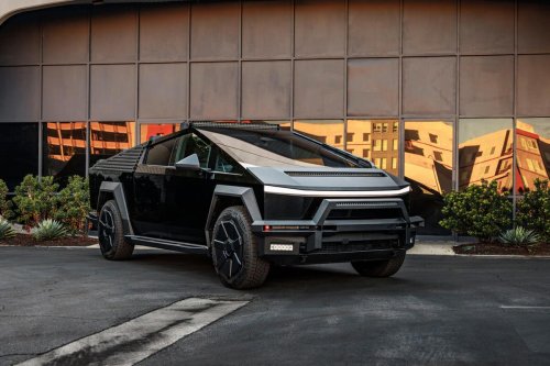 Si quieres que tu Cybertruck parezca un vehículo de asalto, aquí lo tienes: accesorios UP Invincible
