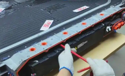 BYD, Expertos desmontan la batería de un coche de BYD y se llevan una sorpresa: polémica en redes tras descubrir esto