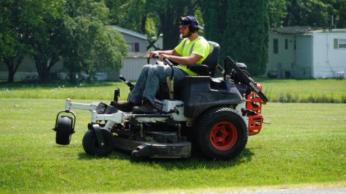 Zero turn vs. riding mower: What's the difference?