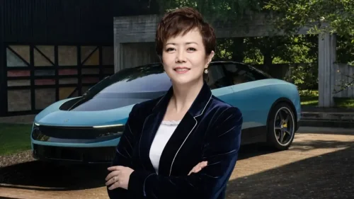 Le preguntan a Stella Li, número dos de BYD, por el Ferrari Luce: 