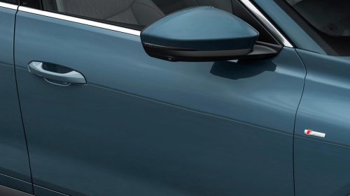 Audi enseña el nuevo Q7 a su manera, una puerta y mucha paciencia