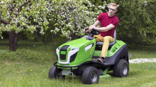 Zero turn vs. riding mower: What's the difference?