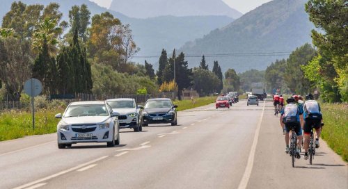 El BOE lo hace oficial: adiós a los ciclistas de los arcenes de las carreteras tras la nueva ordenanza vial
