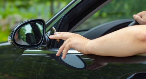 Multados con 500 euros y 6 puntos los conductores que fumen en el coche y cometan este error al tirar la colilla