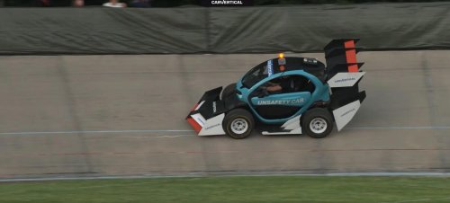 Citroën, Diez Citroën Ami, un velódromo y un safety car lanzando fuego: la carrera más surrealista del año