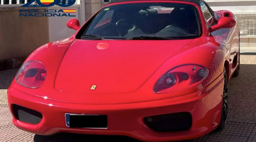 Ferrari, La Policía da el alto en Elche a lo que parecía ser un Ferrari y detiene al conductor