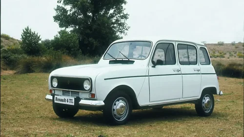 Mucho se está hablando del Citroën 2CV, pero poco del Renault 4, coche que tuvo el papa