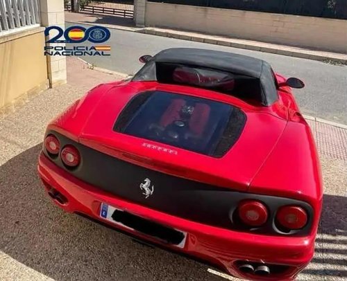 Ferrari, La Policía da el alto en Elche a lo que parecía ser un Ferrari y detiene al conductor
