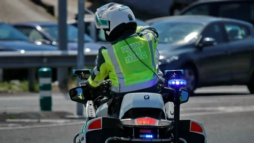 La Guardia Civil de Tráfico se planta porque dice que les obligan a trabajar en moto, aunque quieran hacerlo en coche, incumpliendo un acuerdo previo