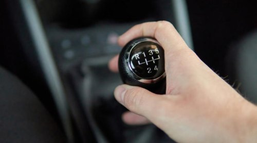 5 worst manual transmission habits that'll shorten their lifespans