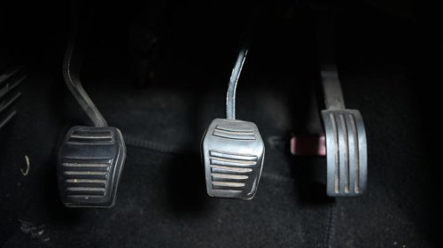 5 worst manual transmission habits that'll shorten their lifespans