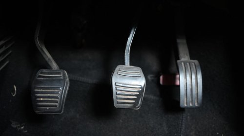 5 worst manual transmission habits that'll shorten their lifespans