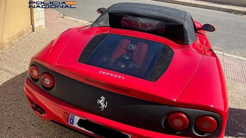 Ferrari, Pone a la venta un falso Ferrari y acaba detenido: el detalle que lo delató