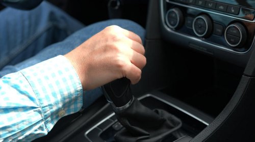 5 worst manual transmission habits that'll shorten their lifespans