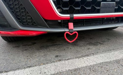 ¿Para qué sirve y qué significa esta cinta con un corazón que cuelga en el frontal de este coche? Está de moda y su función te sorprenderá