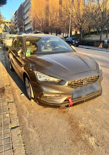 ¿Para qué sirve y qué significa esta cinta con un corazón que cuelga en el frontal de este coche? Está de moda y su función te sorprenderá