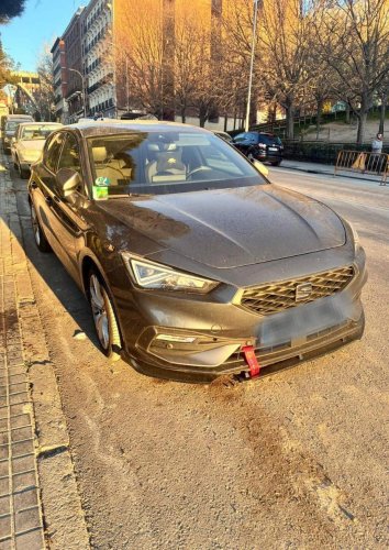 ¿Para qué sirve y qué significa esta cinta con un corazón que cuelga en el frontal de este coche? Está de moda y su función te sorprenderá