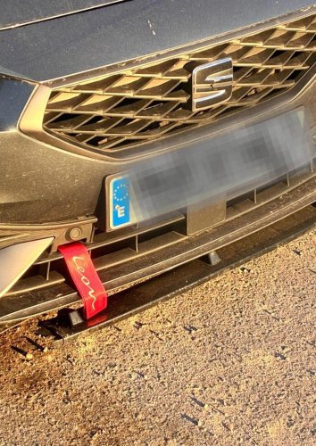 ¿Para qué sirve y qué significa esta cinta con un corazón que cuelga en el frontal de este coche? Está de moda y su función te sorprenderá