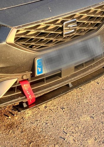 ¿Para qué sirve y qué significa esta cinta con un corazón que cuelga en el frontal de este coche? Está de moda y su función te sorprenderá