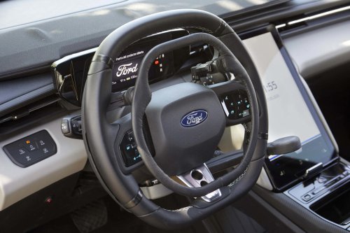 Ford añade a su oferta de vehículos adaptados dos nuevos modelos electrificados
