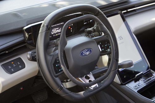 Ford, Ford añade a su oferta de vehículos adaptados dos nuevos modelos electrificados