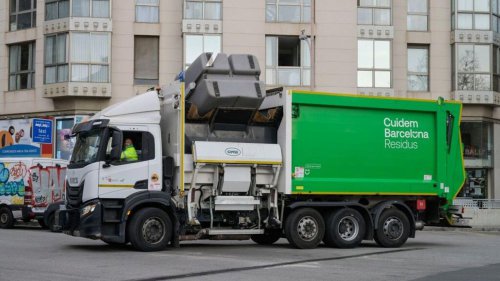 ¿Cuánto cobra el conductor de un camión de basura en España? El sueldo llama mucho la atención