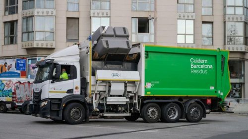 ¿Cuánto cobra el conductor de un camión de basura en España? El sueldo llama mucho la atención