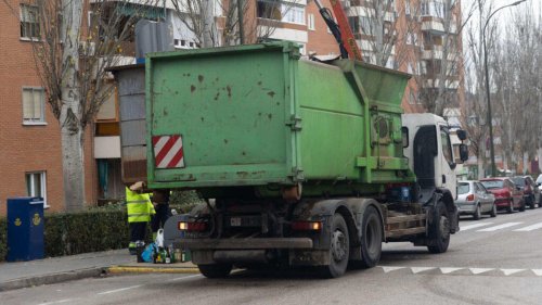 ¿Cuánto cobra el conductor de un camión de basura en España? El sueldo llama mucho la atención