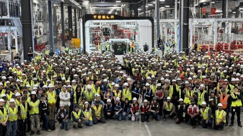 Tesla, Tesla produce hasta seis veces más coches por fábrica que sus rivales. Y eso explica muchas cosas
