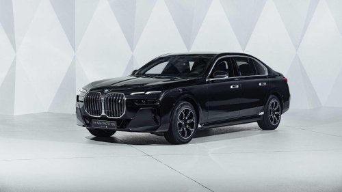 BMW i7: The luxury EV sedan that understands the assignment