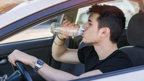 Todos se preguntan por la sanción por conducir con chanclas, pero ¿la DGT multa a los conductores por beber agua?
