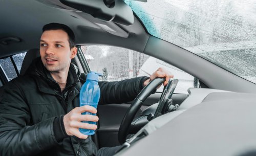 Todos se preguntan por la sanción por conducir con chanclas, pero ¿la DGT multa a los conductores por beber agua?