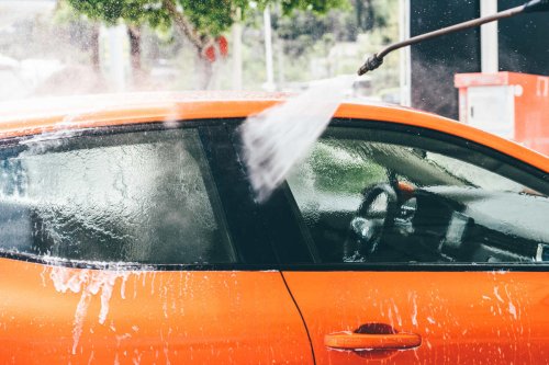 ¿Cómo lavar un coche eléctrico o híbrido? El temor de muchos conductores porque puede pasar esto