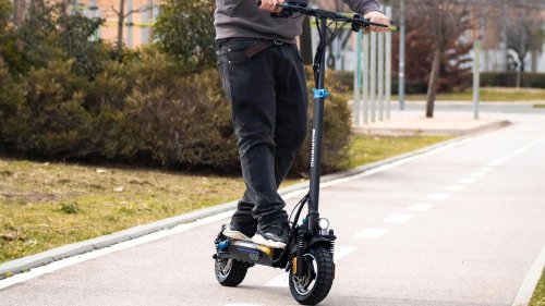 Con este patinete no necesitas ni coche ni moto: 50 km de autonomía, 1.300 W de potencia y descuentazo