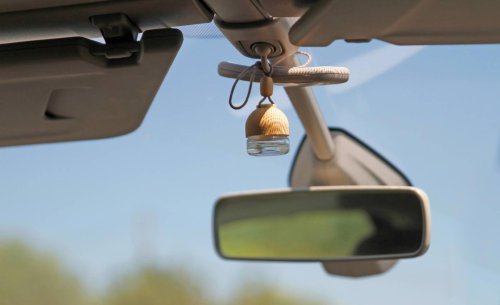 La multa sorpresa que te puede caer por colgar el ambientador en el retrovisor
