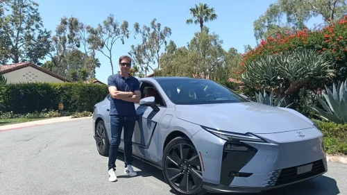 He probado el Lexus ES, una berlina con motor híbrido y eléctrico, hasta 343 CV y unas plazas traseras que sorprenden