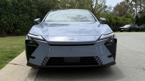 EV or hybrid, the 2026 Lexus ES picks comfort over driving fun
