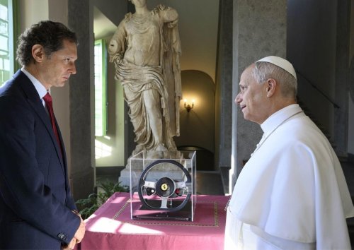 Ferrari, Ni el papa León XIV se ha resistido a conocer el nuevo Ferrari Luce y, además, se ha llevado una pieza muy especial del coche