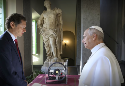 Ferrari, La reacción del papa León XIV al ver el nuevo Ferrari Luce: 