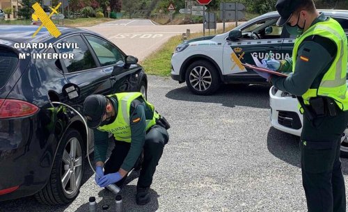 Alerta en las carreteras: el motivo real por el que la Guardia Civil está sacando combustible de los depósitos de coches particulares