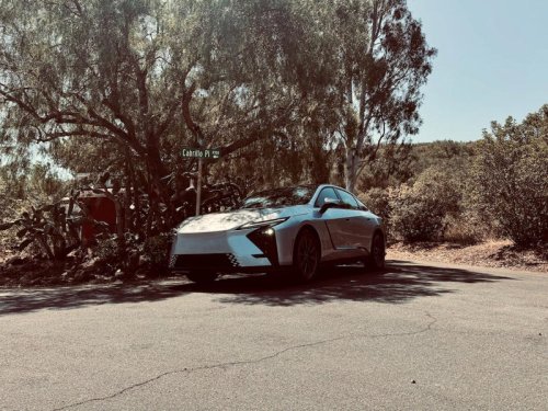 【レクサス新型ES】“スピンドルグリル”を廃止。セダンの魅力を再発見させる新デザイン、米国で先行試乗
