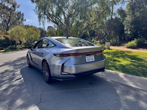 【レクサス新型ES】“スピンドルグリル”を廃止。セダンの魅力を再発見させる新デザイン、米国で先行試乗