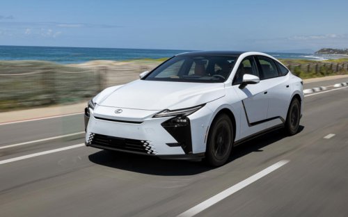 レクサスの新型「ES」初試乗 ハイブリッドとバッテリEV、もっとも好印象なのは?