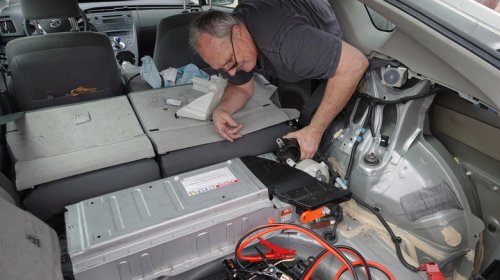 Battery, Here's what happens when a hybrid car's high-voltage battery runs out of power