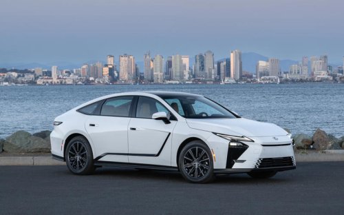 レクサスの新型「ES」初試乗 ハイブリッドとバッテリEV、もっとも好印象なのは?