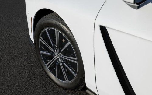 レクサスの新型「ES」初試乗 ハイブリッドとバッテリEV、もっとも好印象なのは?