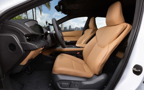 レクサスの新型「ES」初試乗 ハイブリッドとバッテリEV、もっとも好印象なのは?